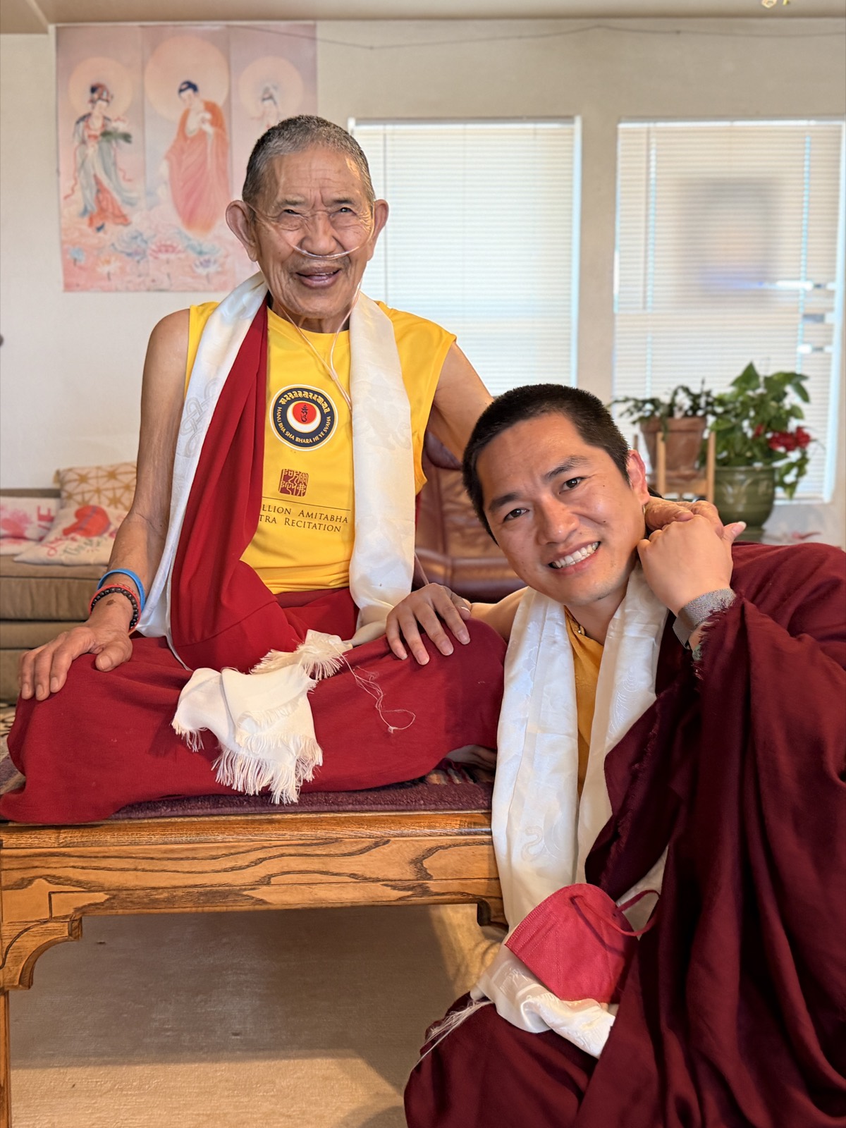 噶千仁波切與噶奇美多傑仁波切並坐,兩人皆帶著笑意